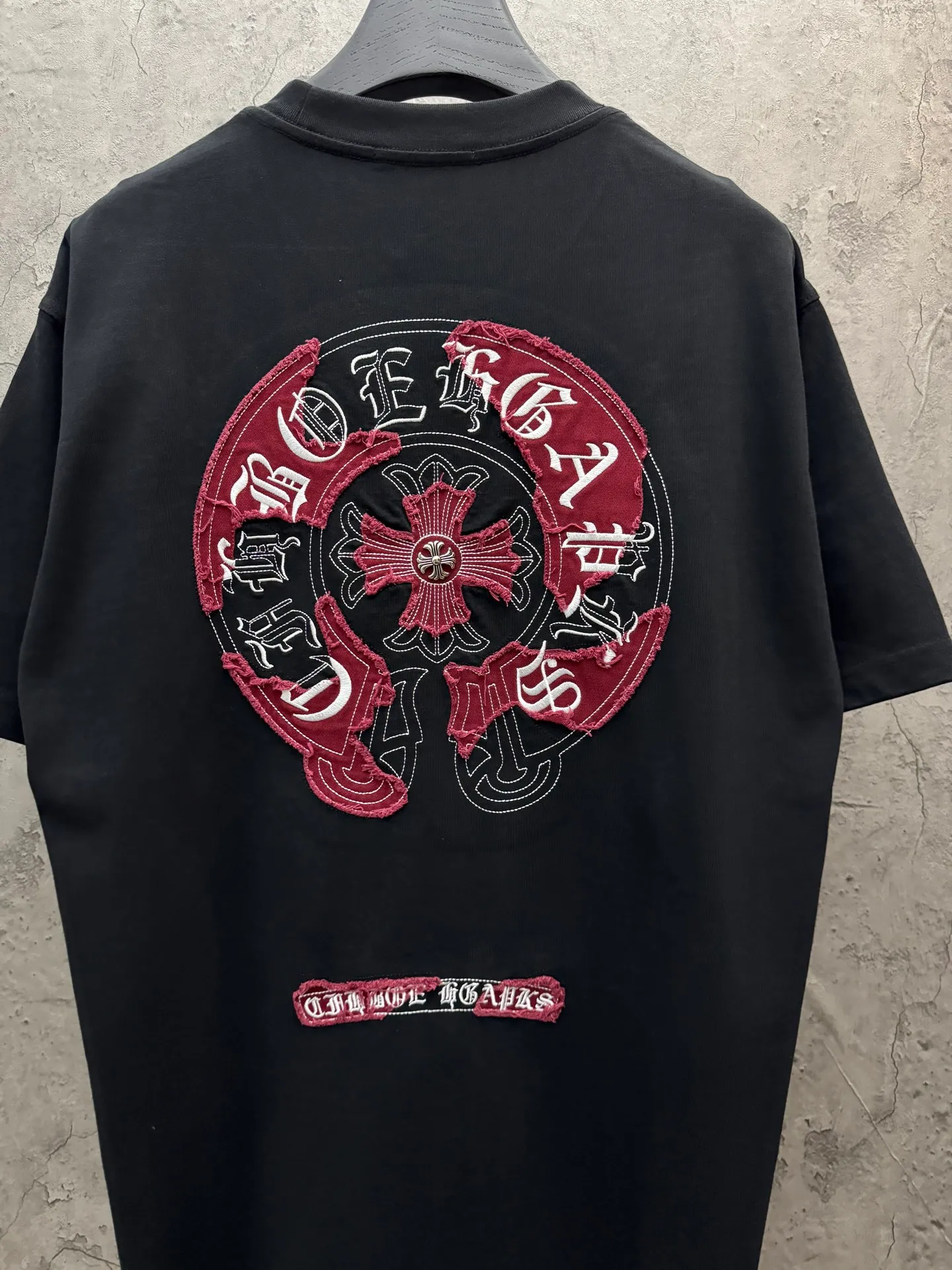 P180 top version, real shot without P, ​​different from market currency) 𝗖𝗵𝗿𝗼𝗺𝗲 𝗛𝗲𝗮𝗿𝘁𝘀/Croxin 2026 spring new original single counter American laser burnt patch embroidered couple short sleeves 👑The highest version! Customized fabric 300 grams, best-selling model at the counter, very comfortable to wear. Accessories: original molded and authenticated collar label ➕ 100% silk wash water label. Genuine purchase-grade original hangtag➕matching hanging rope➕3D hanging beads➕original packaging bag. Craftsmanship: The original version has consistent wiring! The highest version of the armhole matching technique! Color: White Black Size: S M L XL Style No.: 26-2025